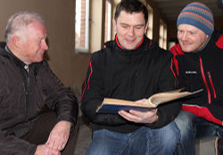 Wilfried Smyra, ehemaliger Abteilungsleiter in der Filzfabrik mit David Pfennig und Jens Hönisch, den heutigen Geschäftsführern der Alten Filzfabrik Oschatz GmbH & Co. KG.
